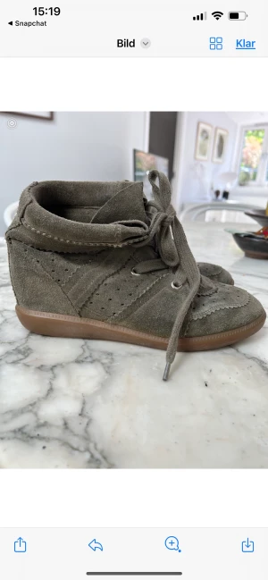 Isabel Marant skor - Säljer dessa Isabel Marant skor i storlek 40! De syns att de är lite använda men inget som syns när du har på dig dem. Sulorna är lite sönder därav det låga priset men funkar fortfarande som vanligt!❤️