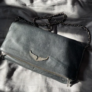 Zadig & Voltaire väska - Säljer nu min fina väska då den inte kommer till så mycket användning, säljer för 850 kr ord pris är  3600kr❤️