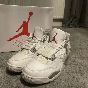 Jordan 4 retro white oreo - Säljer ett par jordan 4, använda 2 gånger. Inga defekter alls, fråga gärna om fler bilder och lägg bud!