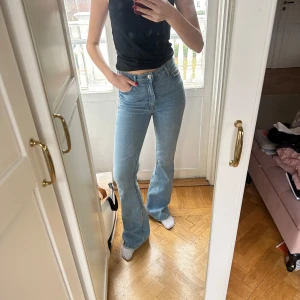 Bootcut jeans - Bootcut jeans från zara, mid waist. Endast använda fåtal gånger. Skriv för frågor eller funderingar🤍
