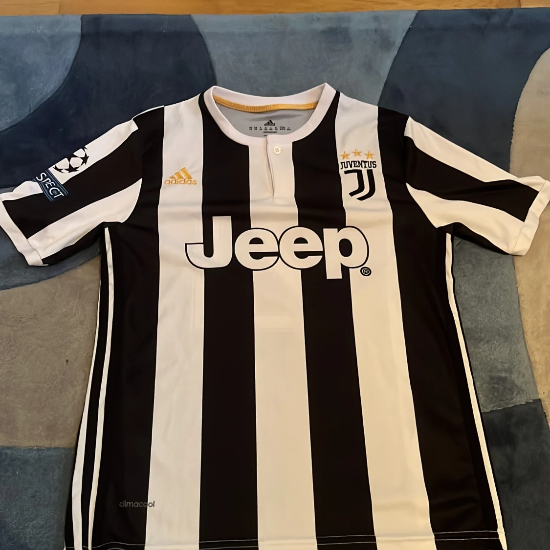 Svartvit randig Juventus fotbollströja