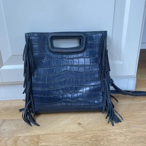 Marinblå väska från Maje - Maje M bag i marinblå läder i den större modellen, som jag köpte i Maje butiken i Stockholm. Den är i mycket bra skick och säljer på grund av att den inte längre kommer till användning💕 nypris 3500kr