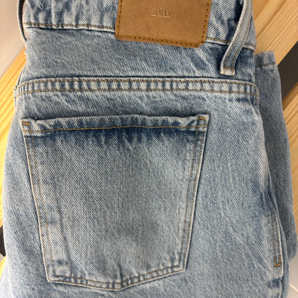 Lågmidjade blåa jeans från Zara i storlek 36. Farkut & Housut.