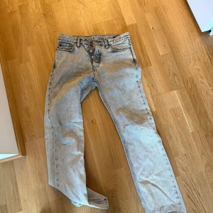 Hope Rush jeans - Säljer nu mina hope rush jeans, som är fortfarande i ett väldigt bra skick! Storlek 28 - Light grey stone