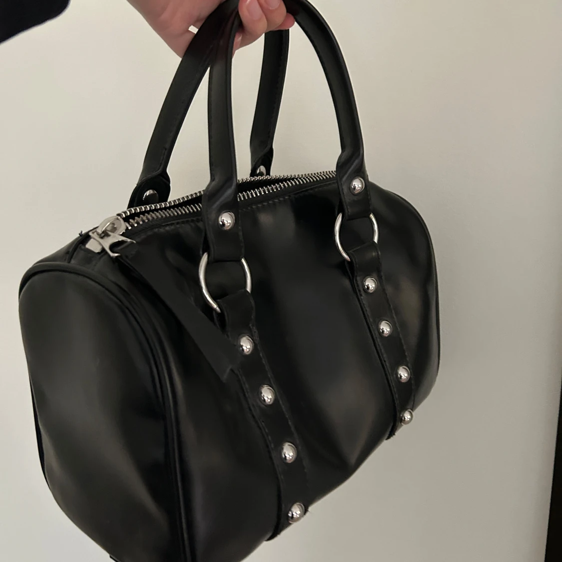 Svart handväska med nitar från Weekday - 1