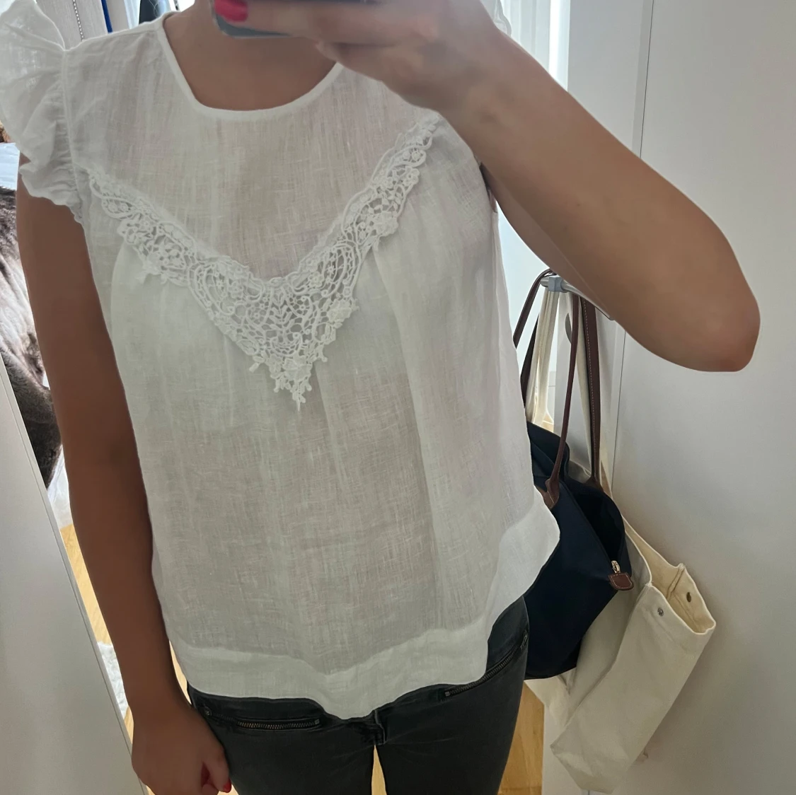 Vit blus med spetsdetaljer - 1