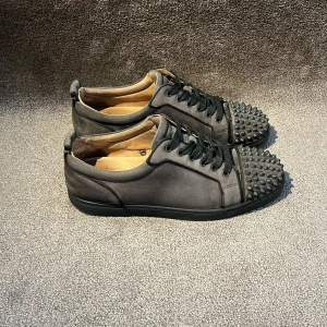Christian Louboutin - Gråa Loubs i fet cw! Storlek 43, smått slipade vid hälen men påverkar inte användningen! 👌nypris 10000kr. Nyaste modellen. Box, dustbag, nitpåse med nitar och kort medföljer vid köpet! 🙌100% garanterat äkta vilket jag står för! Mvh DC 🔹