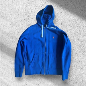 Polo Ralph Lauren Zip Hoodie - Polo Ralph Lauren i storlek L, väldigt fint skick. Dm för frågor eller fler bilder!