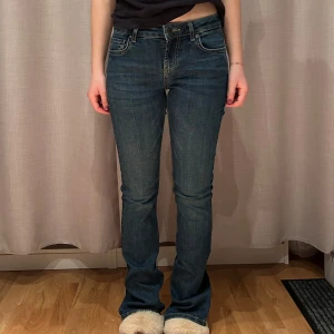 Lågmidjade jeans med bootcut från Zara - Snygga blå jeans med bootcut och klassisk femficksdesign. De har en knapp och dragkedja framtill. De är långa i benen för mig som är 162cm lång och aldrig använda. 🫰🏼