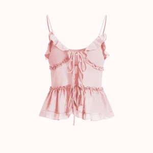 Rosa volanglinnetopp - Söt rosa linnetopp med volanger och smala axelband. Toppen har knytning framtill och en luftig, fladdrig design som ger en romantisk känsla. Ej kommit till användning💞ifrån design by Amor 