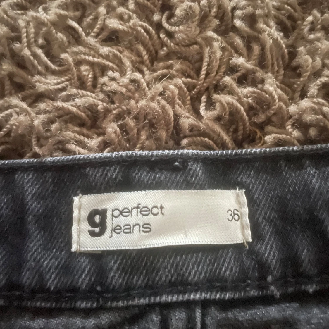 Svarta jeans med slitningar från Perfect Jeans - 3
