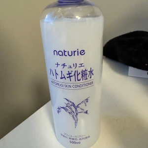Naturie Hatomugi Skin Conditioner - Säljer Naturie Hatomugi Skin Conditioner eftersom den inte passar min hudtyp. Endast använd ett fåtal gånger. Hör av dig vid intresse!🫰🏼🥰köpt för runt 129kr