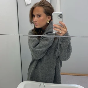 Grå oversized stickad tröja - Mysig grå stickad tröja med en oversized passform. Str s men ar mer en m/l.