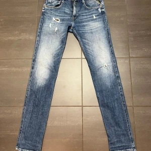 Replay  - Snygga blå jeans från Replay med slitningar för en trendig look. De har en klassisk femficksdesign och en bekväm passform. Perfekta för en avslappnad stil.