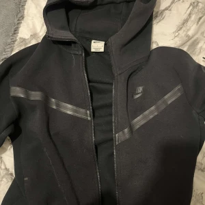 Nike Tech Fleece Svårt Tröja - Säljs i befintligt skick, storlek S men passar även M