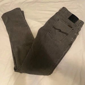 Nudie Jeans - Säljer ett par snygga nudie jeans. Storlek W31 L34 passar bra för dig som är mellan 180-190.  Jeansen är knappt använda och är i nyskick. Slim fitt. Skriv vid fundering.