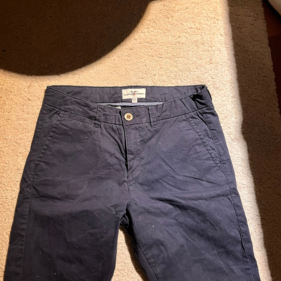 Mörkblåa chinos från Hampton Republic