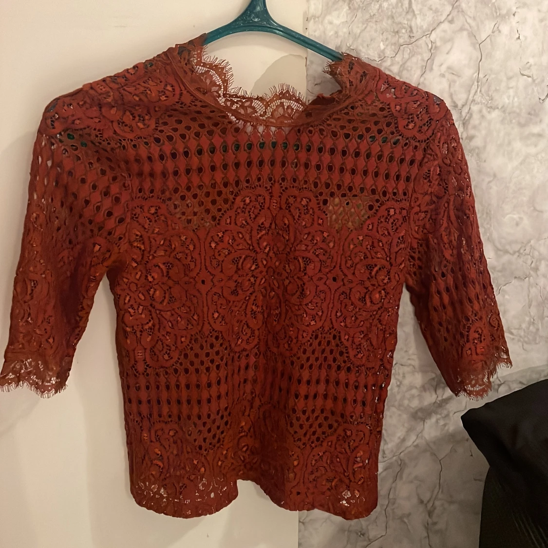 Rostfärgad spetsblus