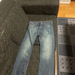 Levi's 510 jeans - Säljer ett par snygga Levi's 510 jeans i en klassisk blå färg. De har en tight passform och är perfekta för en stilren look. Jeansen har de ikoniska fem fickorna och en dragkedja. Märkeslappen sitter på baksidan.