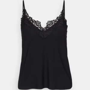 Svart topp med spets - Säljer en svart topp med spets från Vero Moda. Den är i bra skick och inget slitage.