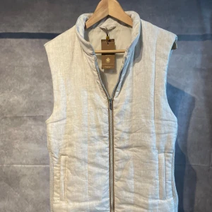 Stenströms väst - Snygg beige  väst med dragkedja framtill. Perfekt för lager-på-lager under kyligare dagar. Enkel och stilren design som passar till många olika outfits. Storlek L passar bättre som M.