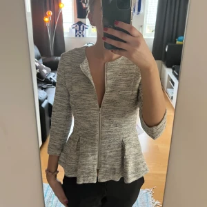 Kofta - Jättefin trekvartsärmad kofta ifrån HM! Står storlek 40 i, men skulle säga att den är som en XS/S🩷Väldigt fin passform!