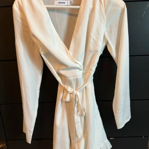 Vit söt klänning  - En vit söt klänning från missguied med snörning i midjan. Aldrig använd 🤍