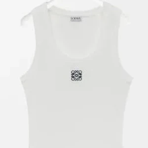 Vit ribbad linnetopp från Loewe - Säljer en stilren vit ribbad linnetopp från Loewe. Toppen har en enkel design med ett litet tryck framtill och är tillverkad i mjukt material. Perfekt för en minimalistisk look.