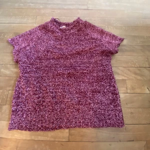 Glittrig fest topp  - Glittrig lila topp från Koton💕Skitsnygg i bra skick, armarna är avklippta till kortare!