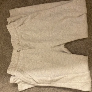 Grå mjukisbyxor med snörning - Säljer ett par bekväma grå mjukisbyxor med elastisk midja och snörning.  Strl S har jag för mig. Säljer för de e för korta. Pris kan diskuteras!