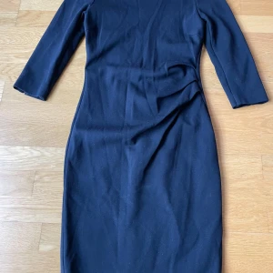 Snygg Tiger-klänning! - Snygg mörkblå klänning (mörkare i verkligheten än på bilderna). Jätte bra skick, knappt använd. Nypris 2800 kr. Den är i storlek 36 men är lite liten i storleken. 🫶🩷