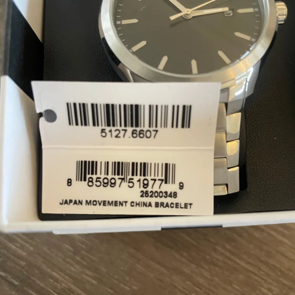 Elegant klocka från Calvin Klein med en stilren design. Klockan har en silverfärgad boett och armband, samt en mörk urtavla med minimalistiska markeringar. Perfekt för en tidlös look. Oanvänd. Asusteet.