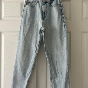 Ljusblå jeans från Zara - Snygga ljusblå jeans från Zara med hög midja och klassisk femficksdesign. Perfekta för en avslappnad stil. Tillverkade i Turkiet.