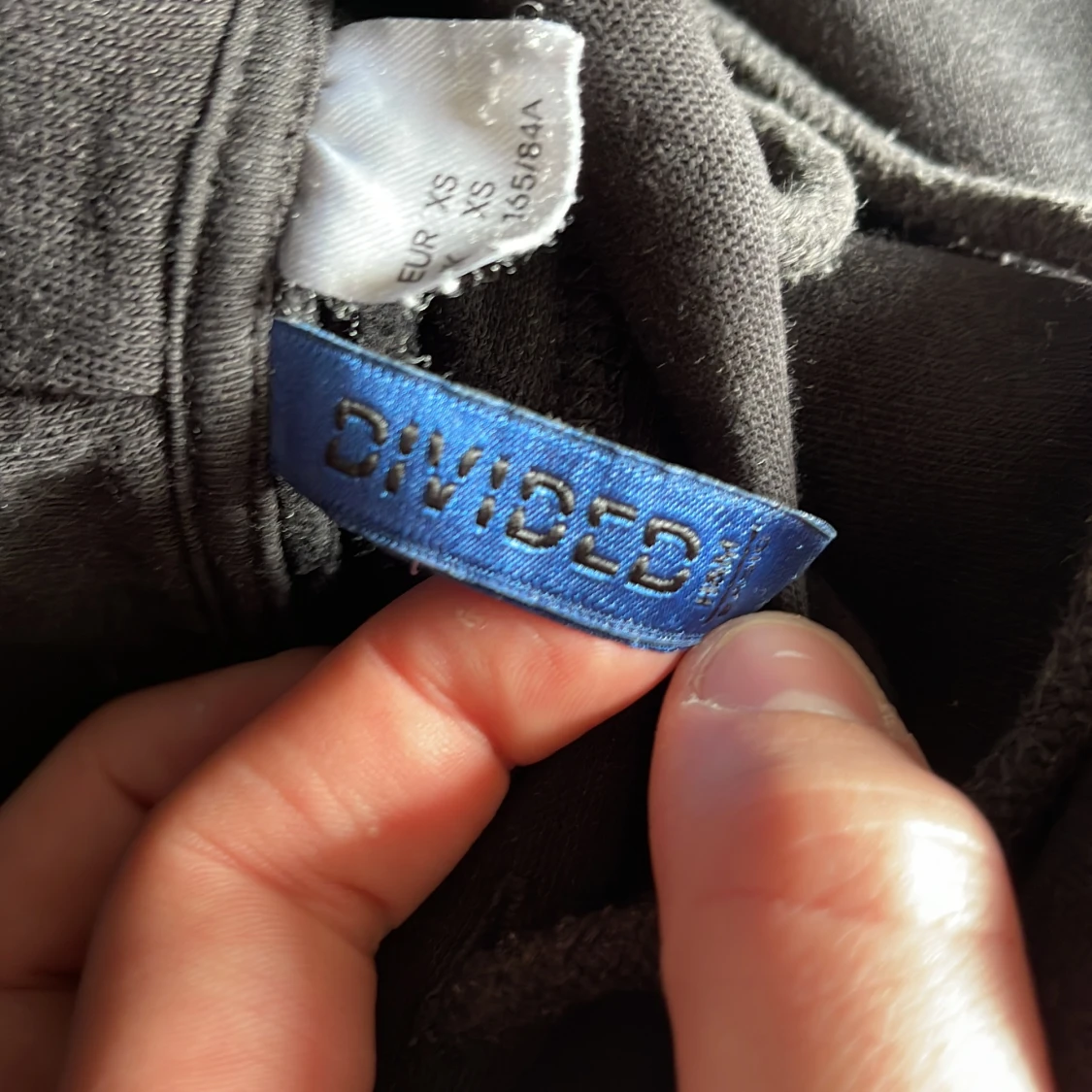 Svart hoodie från Divided - 2