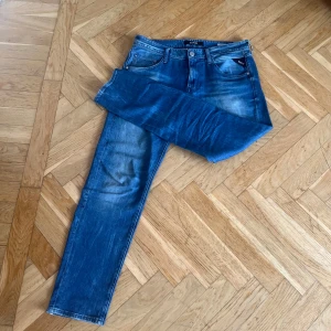 Blå jeans från Replay - Säljer ett par snygga blå jeans från Replay. Dom passar inte mig men dom är fett fräna skicka 10/10 inget fel på dom