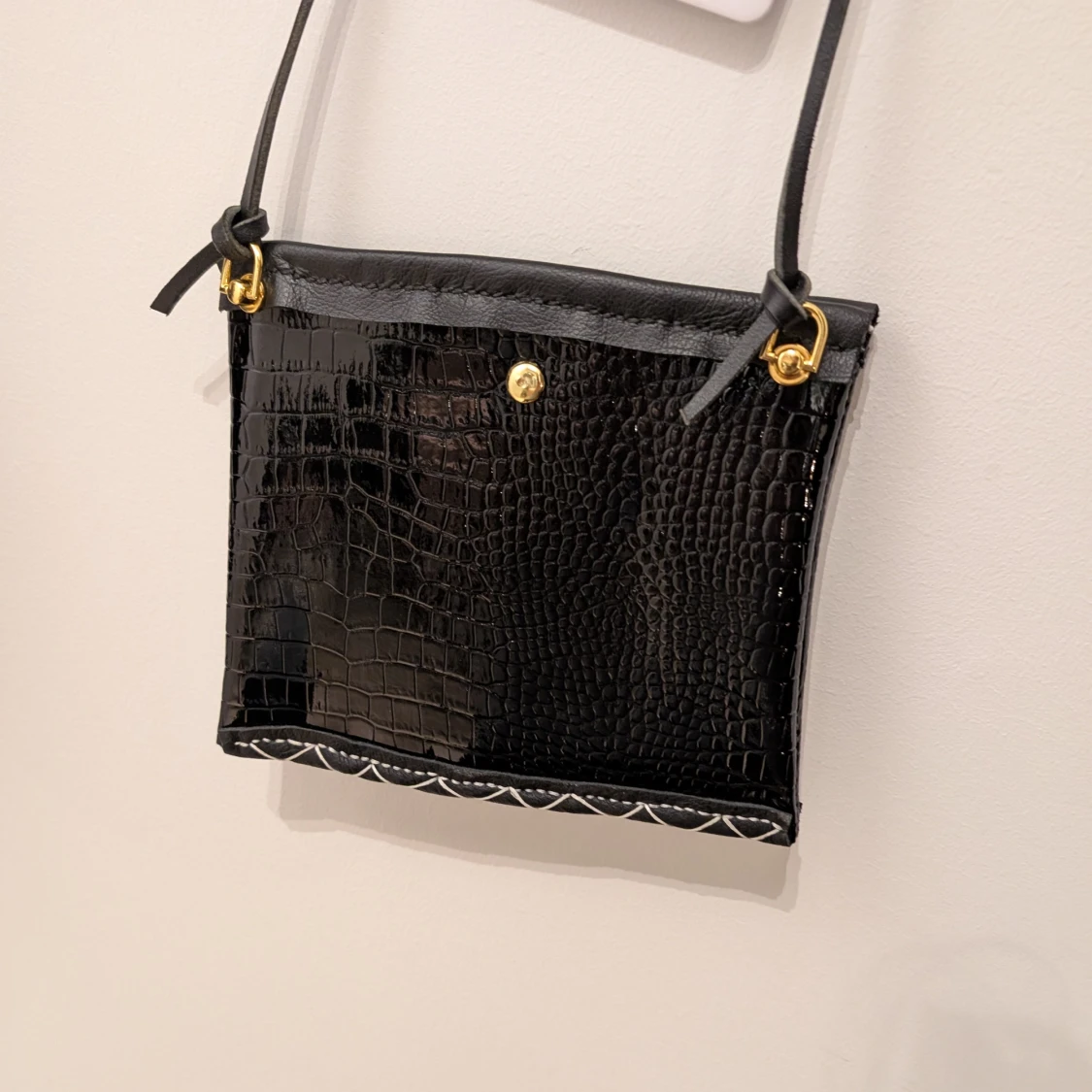 Svart axelväska med leoparddetaljer - 4