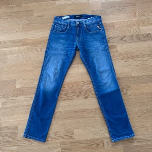 Replay anbass jeans - Säljer ett par stilrena replay anbass jeans slim fit som är använda ett fåtal gånger. Sitter väldigt bra. Storlekar: W31 L30.