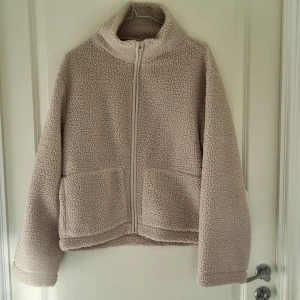 Lager 157 teddy jacka - Säljer min helt nya teddy jacka från Lager 157, helt slutsåld på hemsidan! Aldrig använd endast testad men saknar prislapp då jag tog av den lite snabbt🙈 strl M🥰