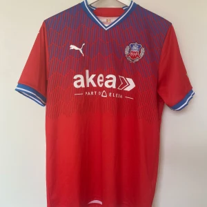 HIF fotbollströja - Säljer en HIF fotbollströja. Jag köpte den från HIFs fanstore och använde den knappt max 1-2 gånger.