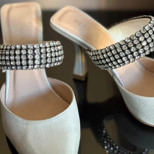 Eleganta pumps med strassdetaljer - Helt oanvända, köpta i Mexico därför kan det va okänt varumärke, Snygga pumps i silver med spetsig tå, sexigaaa