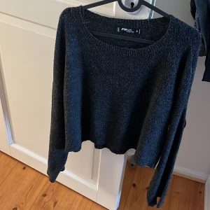 Stickad - Superfin stickad tröja! Ganska kort. Pris diskuterbart!