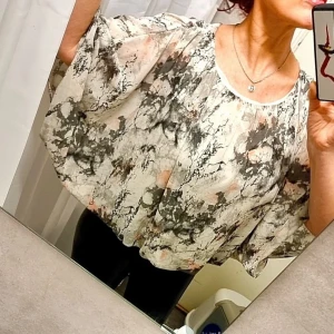 Mönstrad blus från Lindex - Säljer en luftig ,elegant och stilren blus från Lindex med ett abstrakt mönster i svart, beige och rosa. Blusen harr en lrund hals ringning  och vida trekvartsärmar samt har lös passform ,perfekt för en avslappnaf look.🖤 Säljes i befintlig skick..Använd ett fåtal ggr men är ändå i rätt bra skick.