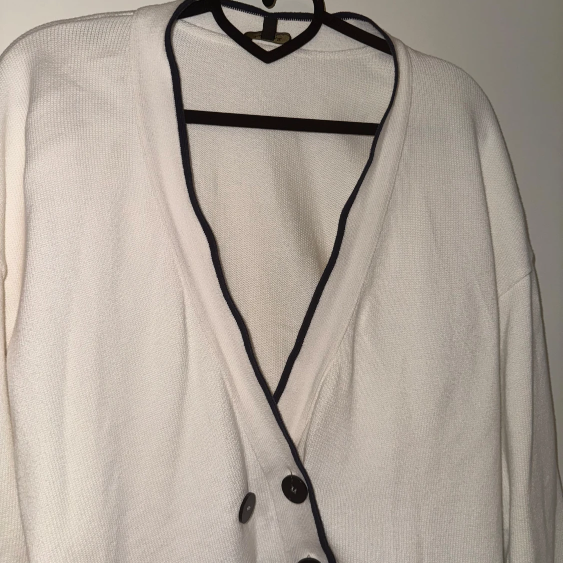 Vit kofta med knappar ifrån Massimo dutti - 2