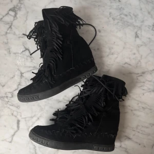 Svarta boots med fransar - Snygga boots/sneakers  med fransar påminner om Isabel Marant Bekett sneaker❤️är i storlek 40 men skulle säga att de är en storlek 39 mer då de är små i storleken (jag är själv 39 och passade bra på mig)❤️säljer för 395  men kan sälja för billigare vid snabb o smidig affär❤️
