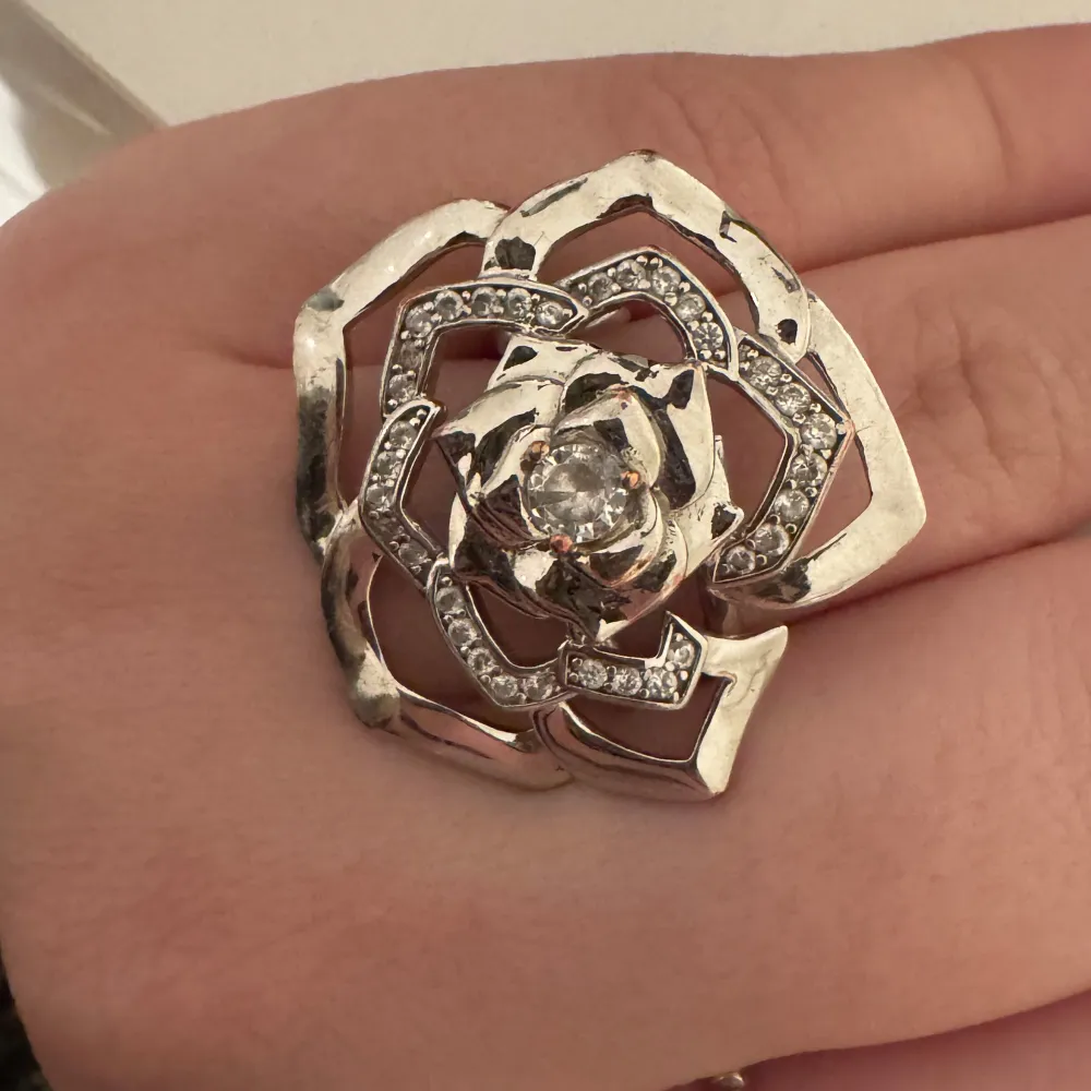 ”Winter flower ring”, nypris 599, en aning missfärgad därav priset, lådan följer med. Asusteet.