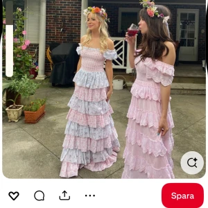 Blommig långklänning med volanger - Finaste rosa och blå blommiga maxi klänningen som passar perfekt till sommaren och balen. Endast använd en gång och i nytt skick. 