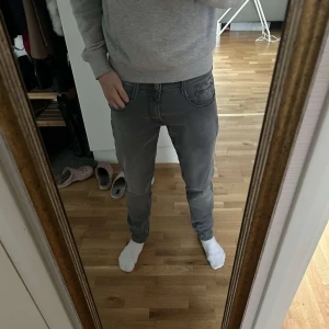 Replay anbass jeans  - Tvär feta replay jeans i storlek 31/32 priset kan diskuteras vid en snabb och smidig affär 