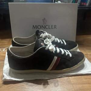 Svarta sneakers från Moncler - Feta moncler skor till schysst pris! Storleken är 45 men skulle tro att dem även passar 44. Skorna är i bra skicka och såklart äkta✅