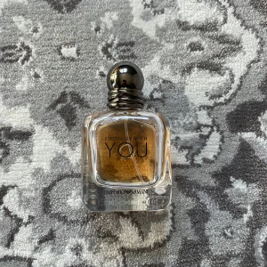 Stronger With You från Emporio Armani - Säljer en elegant parfymflaska av märket Emporio Armani, 'Stronger With You'. Flaskan rymmer 50ml och är ca 25ml kvar i flaskan Flaskan är genomskinlig med en stilren design och en mörk kork. Doften är varm och kryddig, perfekt för den självsäkra personen.