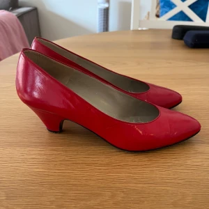 Röda pumps från Bally - Snygga röda pumps från Bally med en elegant spetsig tå och låg klack. Perfekta för att ge en färgklick till din outfit. Tillverkade i skinn för en lyxig känsla.
